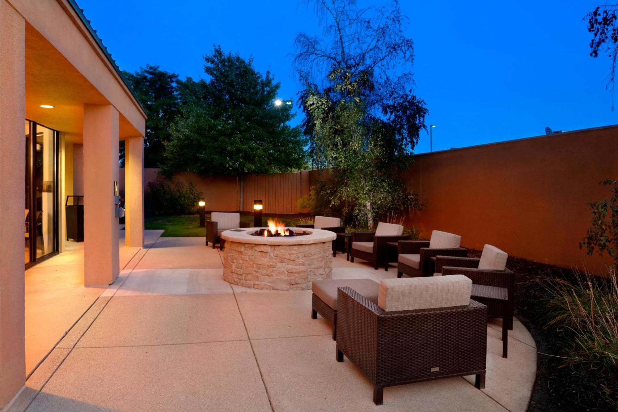 Courtyard By Marriott Kokomo Hotel Exterior photo